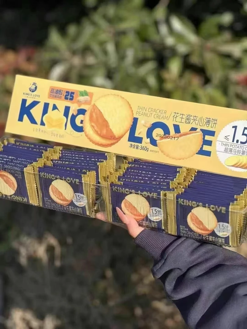 花生酱夹心薄饼，外面是超薄超花生酱脆的马铃薯饼干夹心是巨浓郁