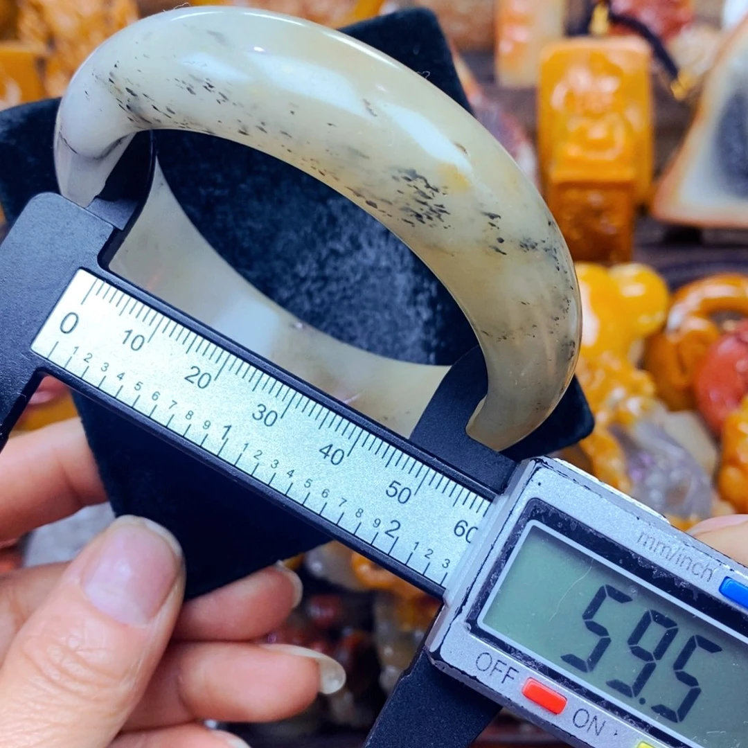 未镶嵌石英质玉（黄龙玉）颈饰
