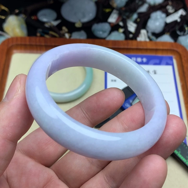 翡翠手镯未镶嵌?**?56.8圈口