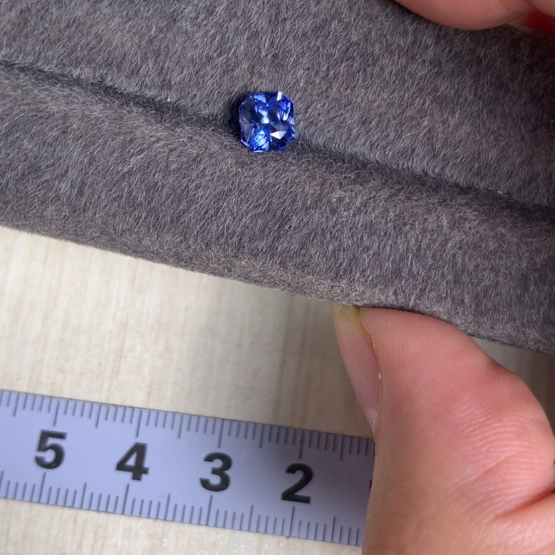 蓝宝石裸石1.03 矢车菊