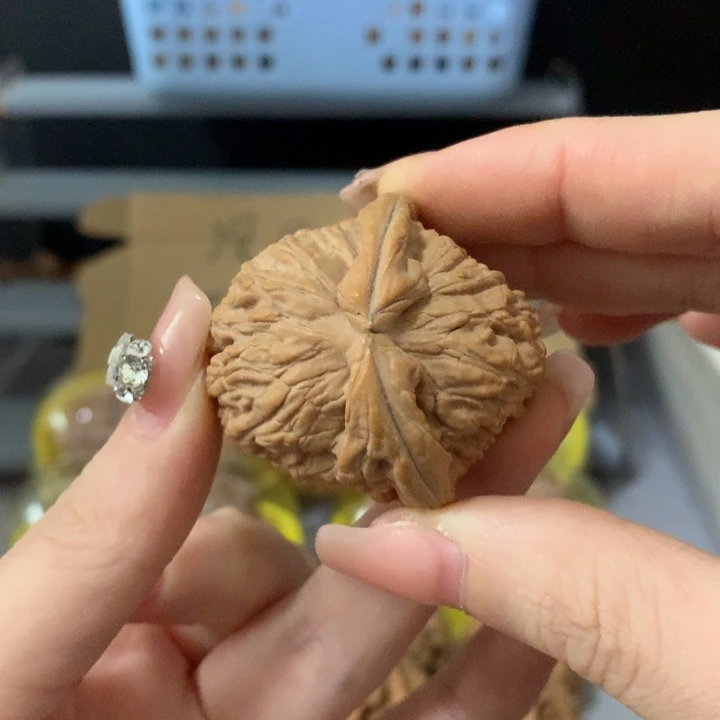 兵***生吊坠文玩核桃异形单只，有瑕疵