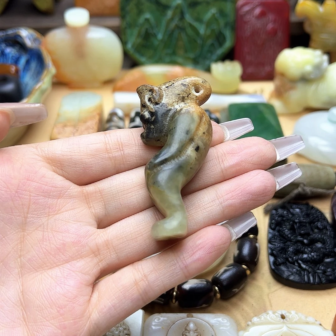 蛇纹石玉未镶嵌颈饰