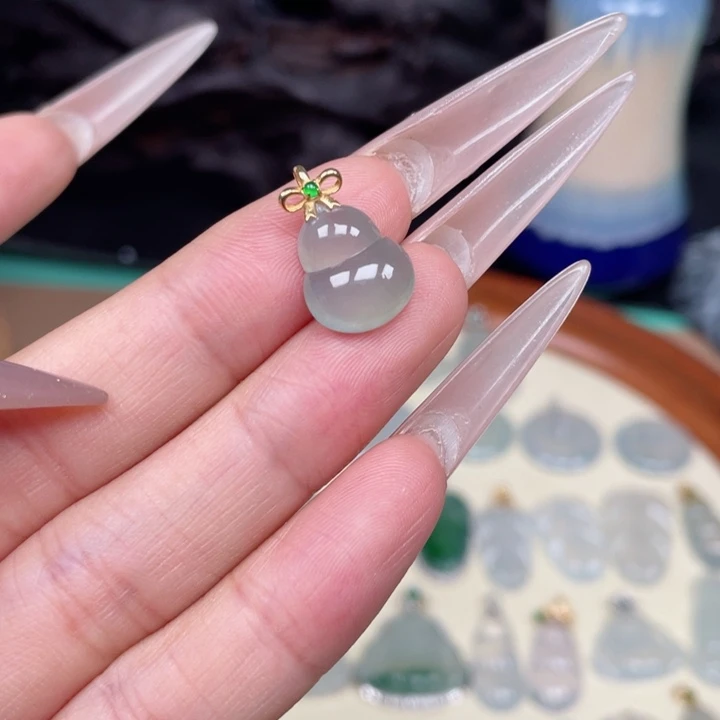 翡翠18K金镶嵌颈饰葫芦