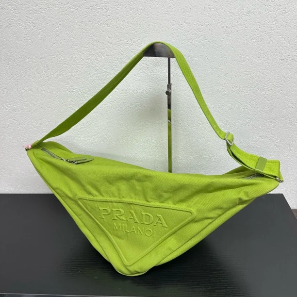 95新 Prada/普拉达 【圣诞价】现代款triangle三角包斜挎包 118999