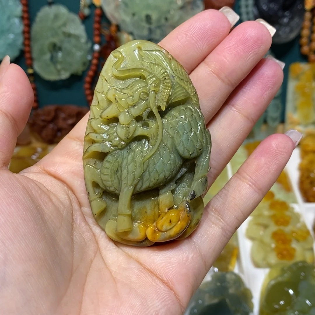 蛇纹石玉未镶嵌颈饰