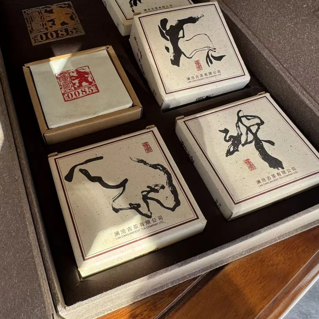 2012年0085砖125克纪念砖（高香甜醇，拼螃蟹脚）