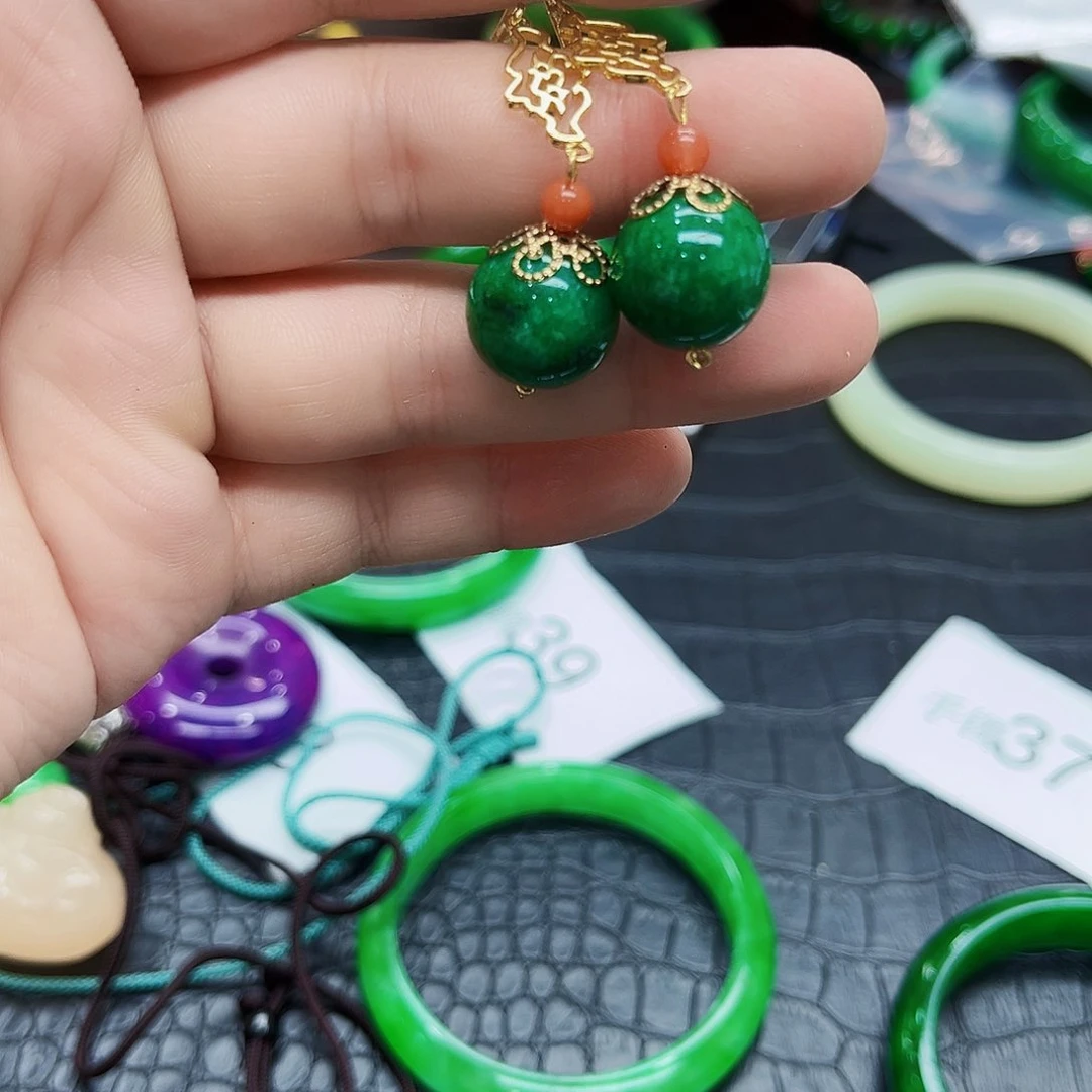 翡翠手镯未镶嵌耳饰