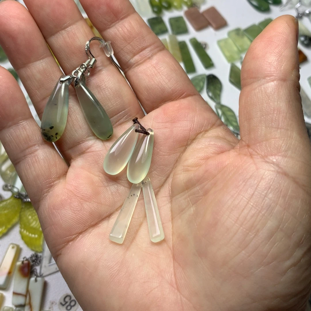 玺***乐未镶嵌蛇纹石玉耳环