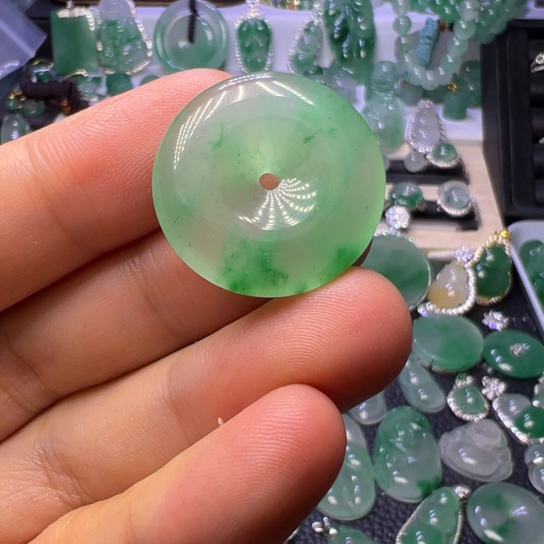 石英质玉（非洲翠）未镶嵌颈饰