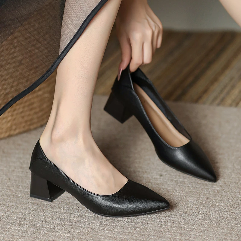 真皮百搭单鞋女浅口2025春秋尖头中跟软底妈妈黑色职业工作高跟鞋