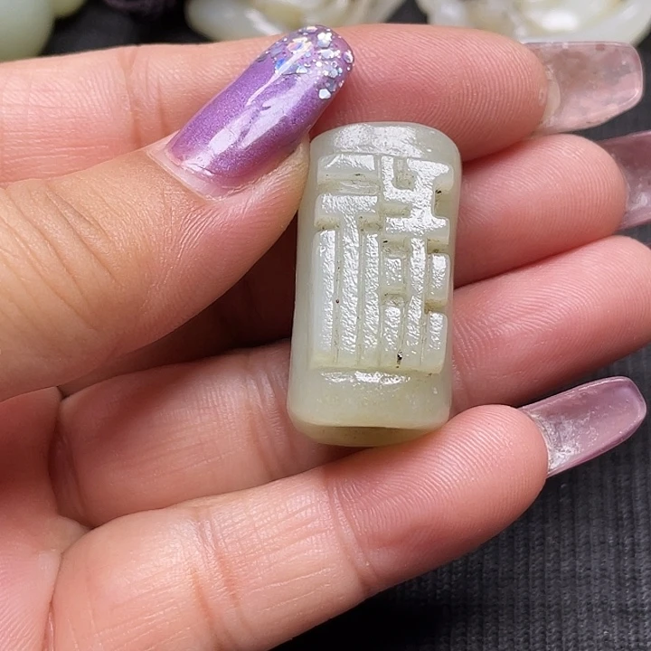 米***色未镶嵌和田玉挂件