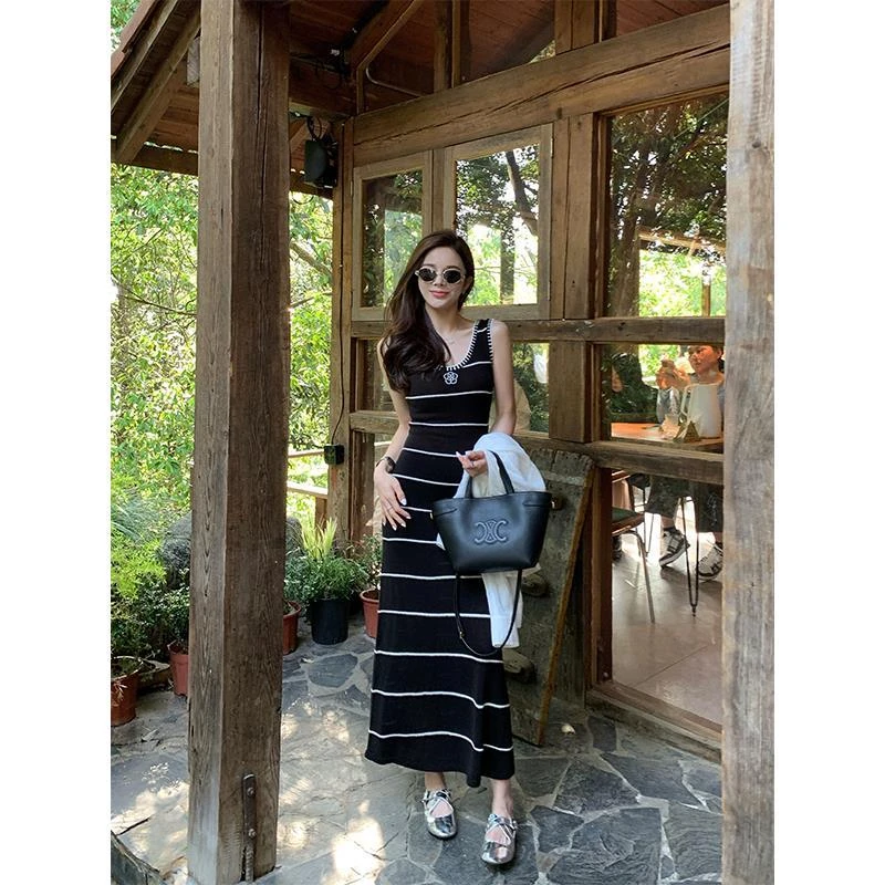 夏季新款韩版气质山茶花刺绣黑白条纹撞色U领针织背心连衣裙女