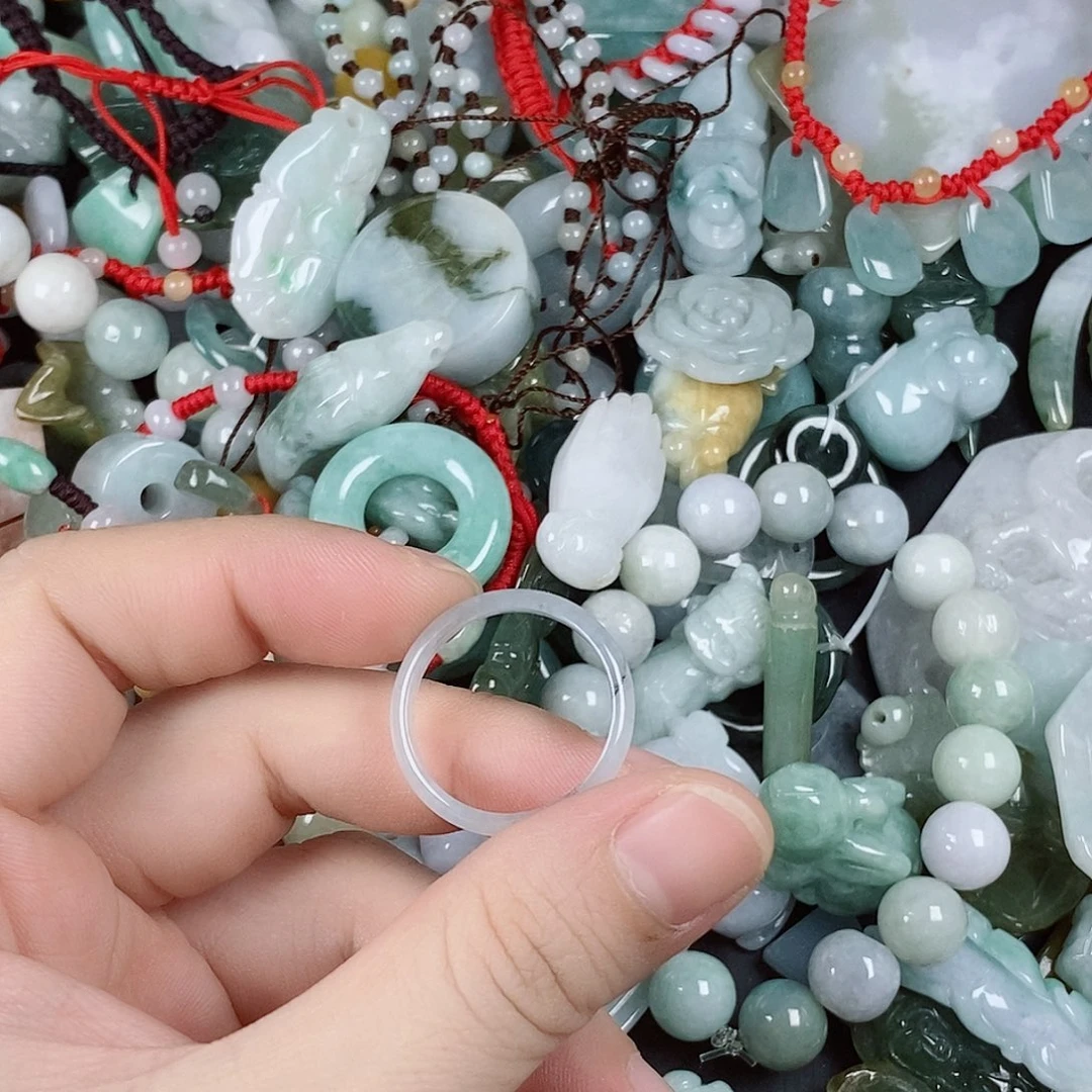 翡翠未镶嵌颈饰戒指