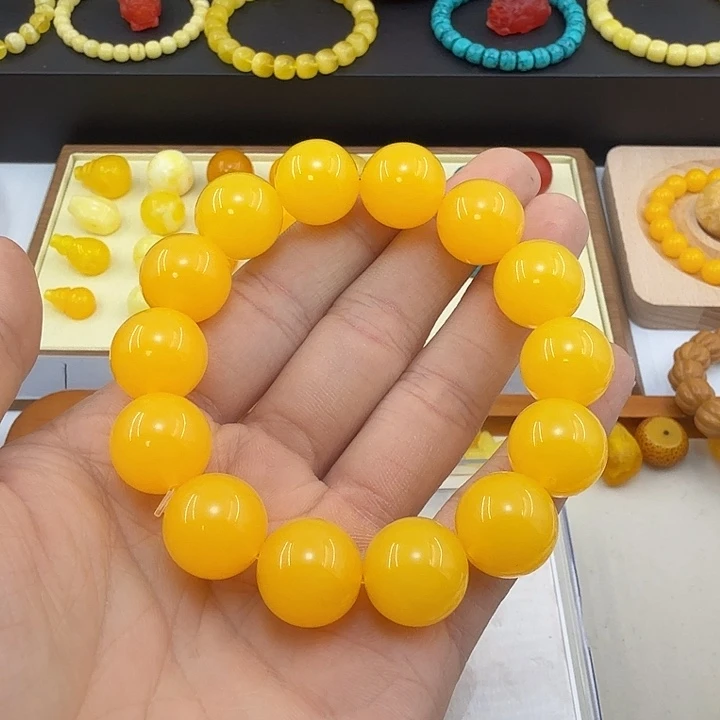 蜜蜡鸡油黄手串一条