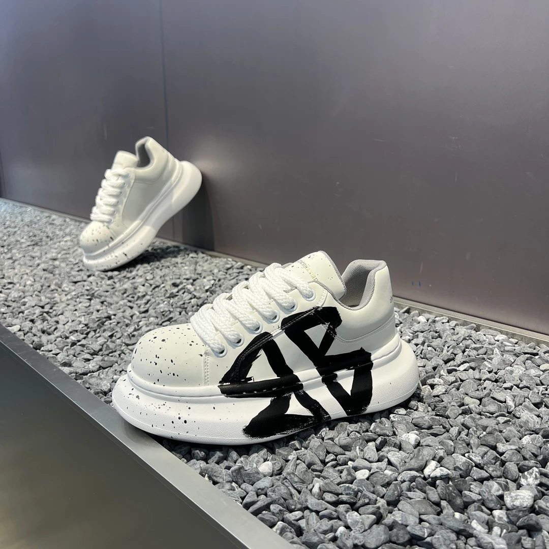 2025秋冬新款厚底软底超轻休闲增高减震透气舒适时尚涂鸦板鞋