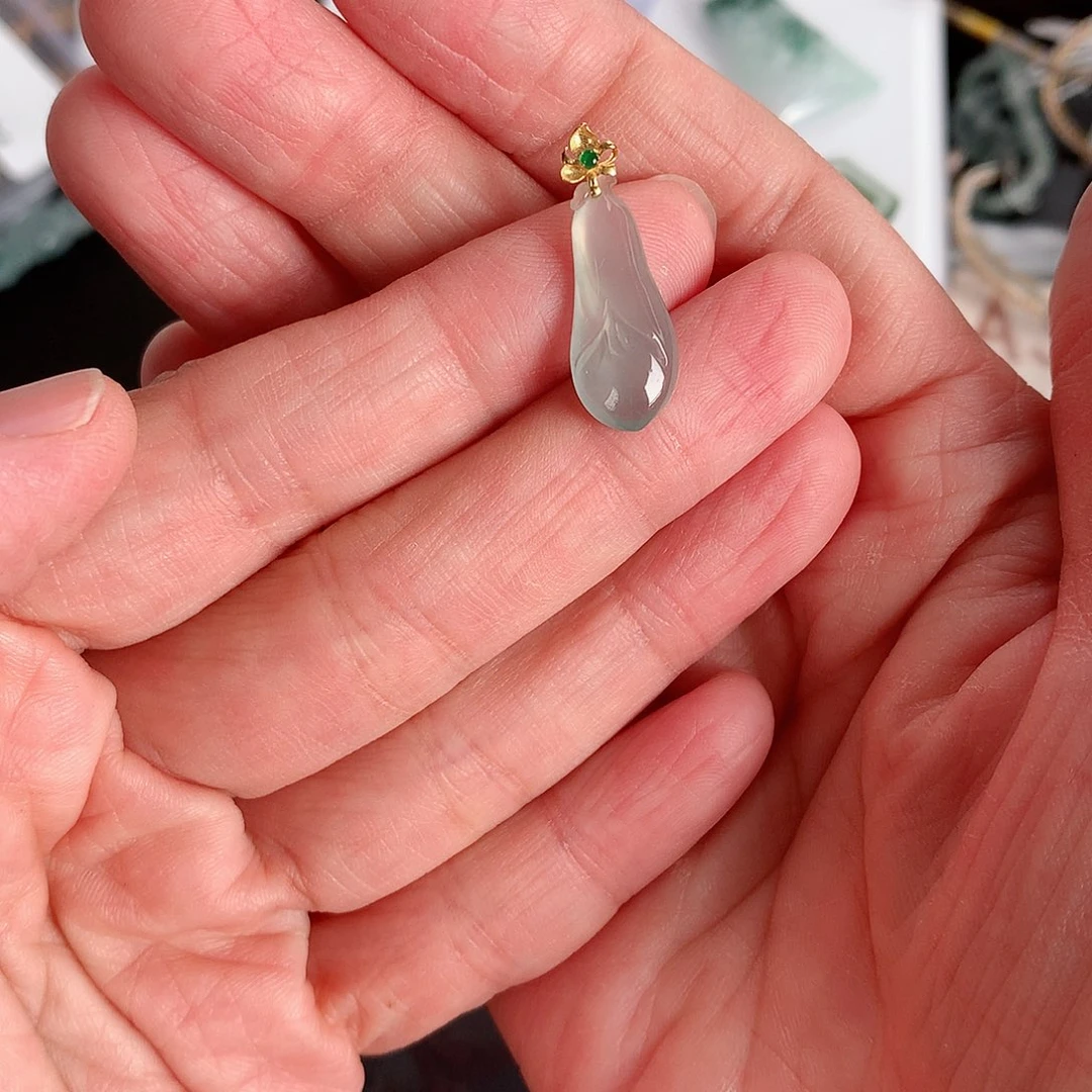 颈饰18K金镶嵌翡翠兰花