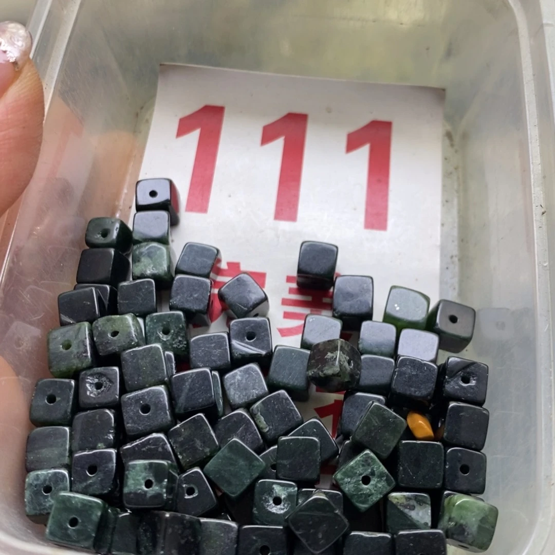 透闪石-蛇纹石玉挂坠未镶嵌