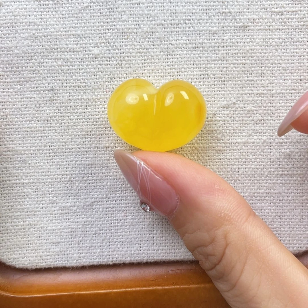 裸石琥珀未镶嵌屁桃