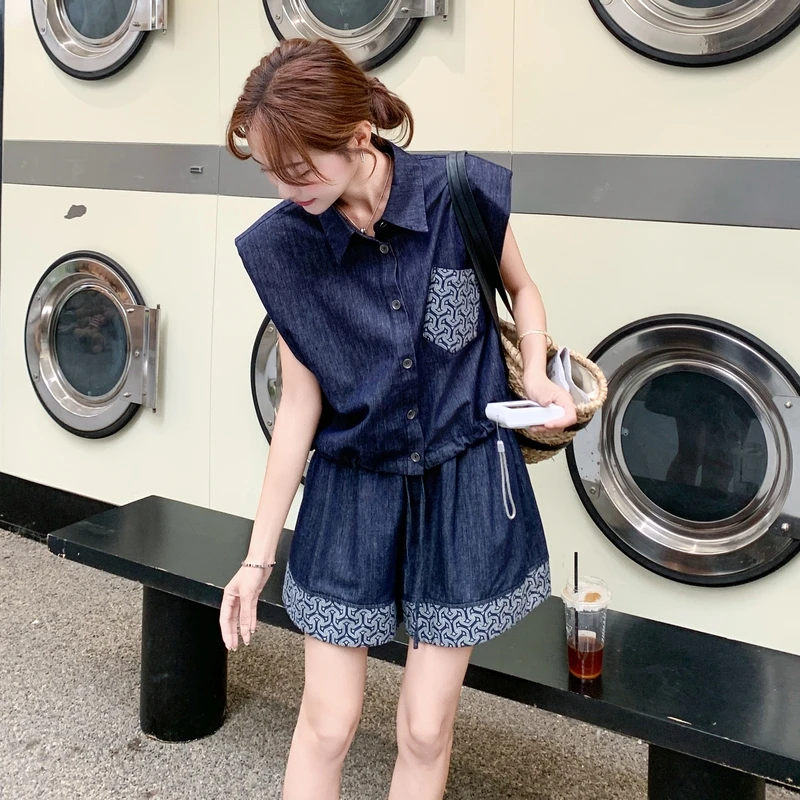 深蓝色休闲设计牛仔套装女2025夏新款时尚印花无袖衬衫短裤两件套