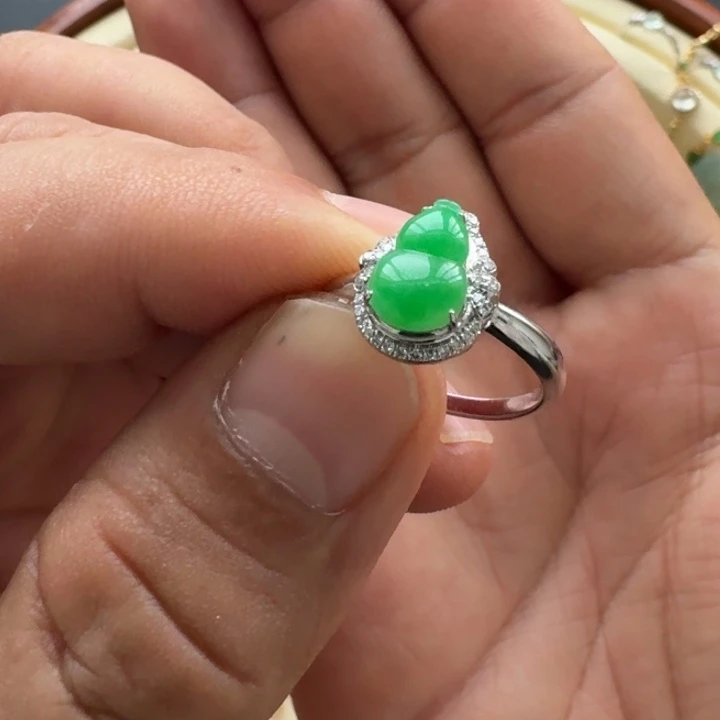 翡翠戒指18K金镶嵌满色葫芦戒指