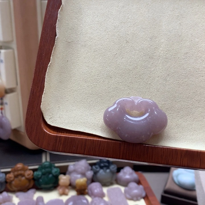 石英质玉颈饰足铂镶嵌安*令