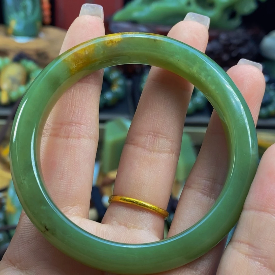 未镶嵌手镯岫岩河磨玉（透闪石质玉）?**草