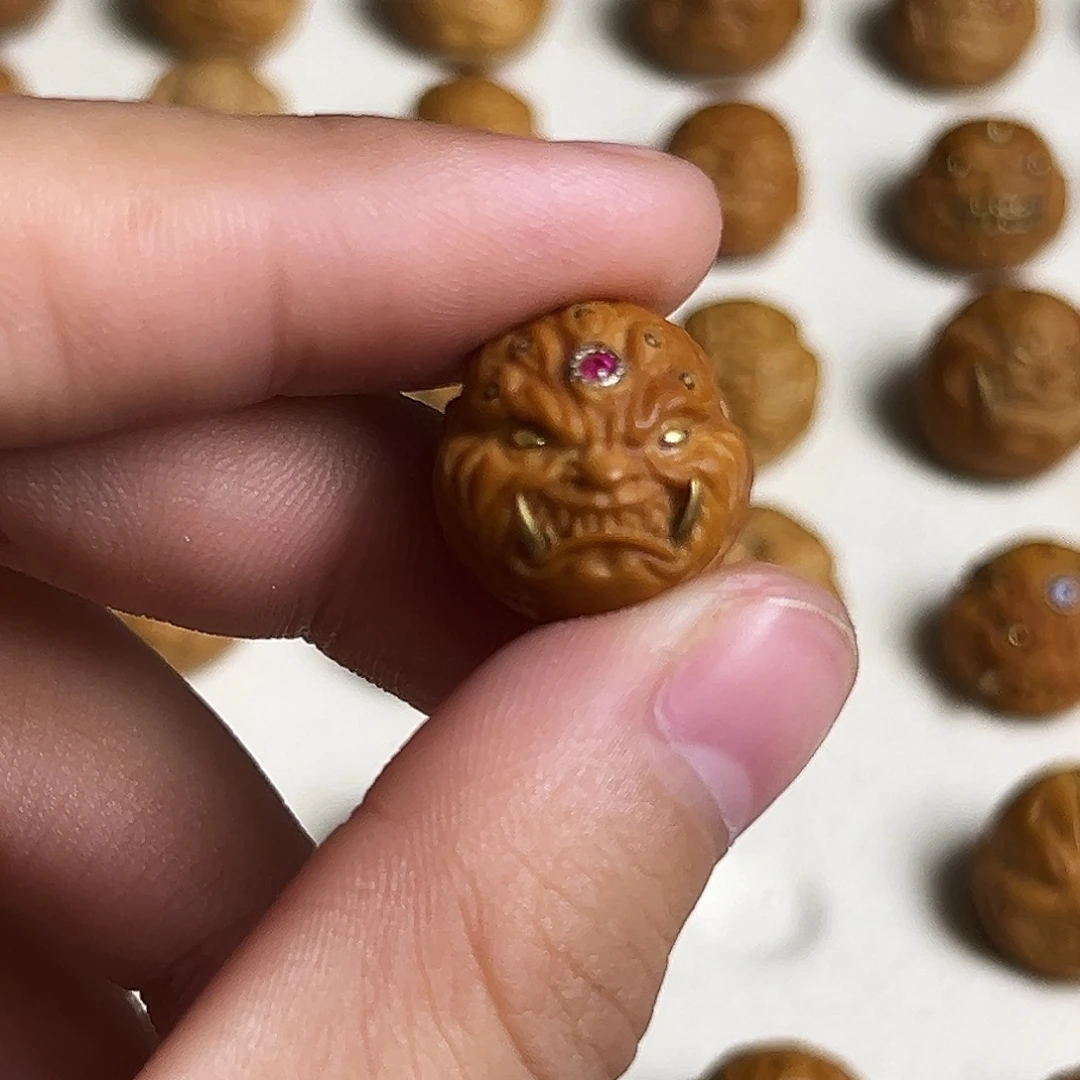 滑***森吊坠猴头核桃瑕疵款镶嵌单颗九目獠牙恶僧