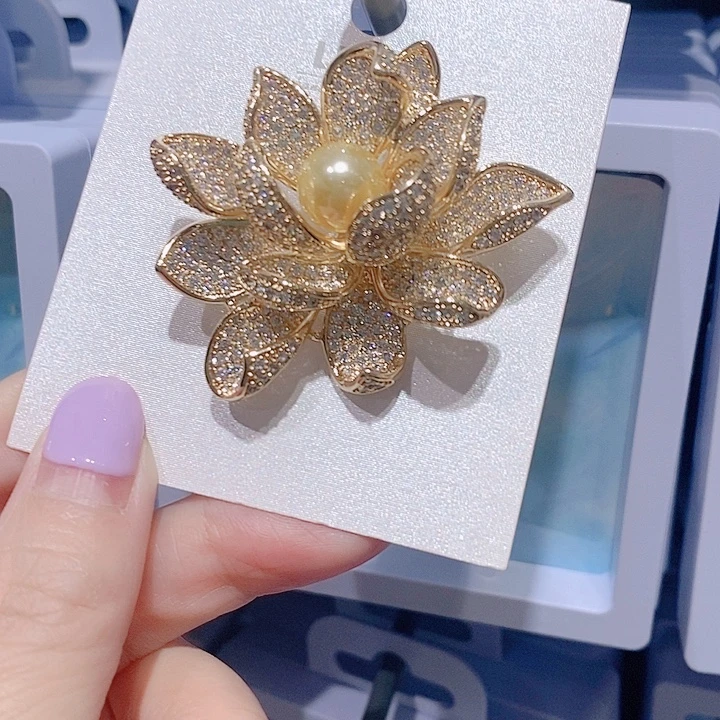 锆石铜合金莲花胸针