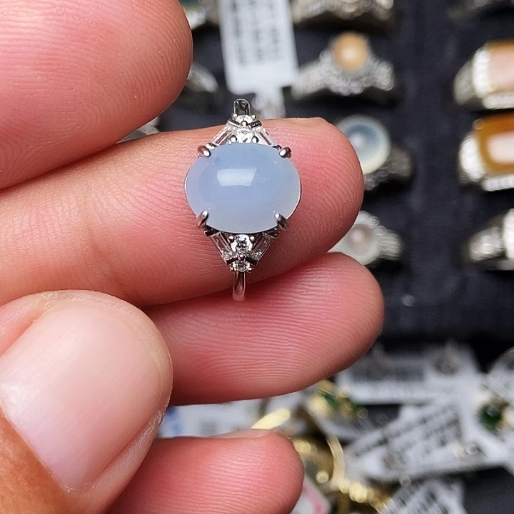 颈饰未镶嵌翡翠戒指