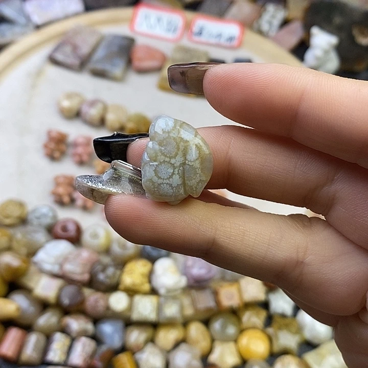 针钠钙石（海纹石）未镶嵌颈饰