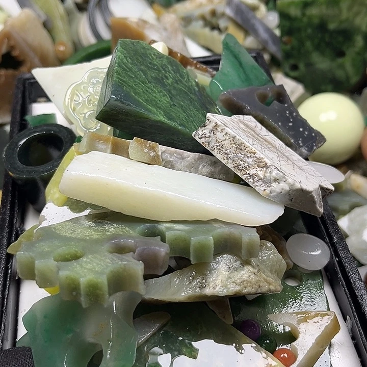 和田玉9K金镶嵌珠宝奇石池**飞