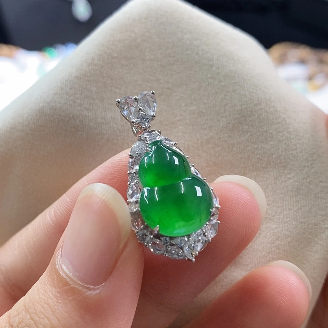 颈饰18K金镶嵌翡翠胖葫芦