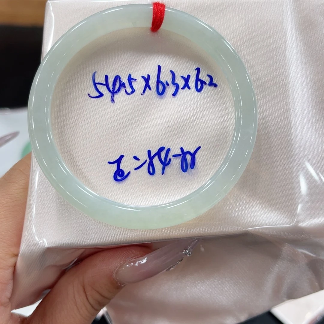 翡翠手镯未镶嵌珍***?翡翠