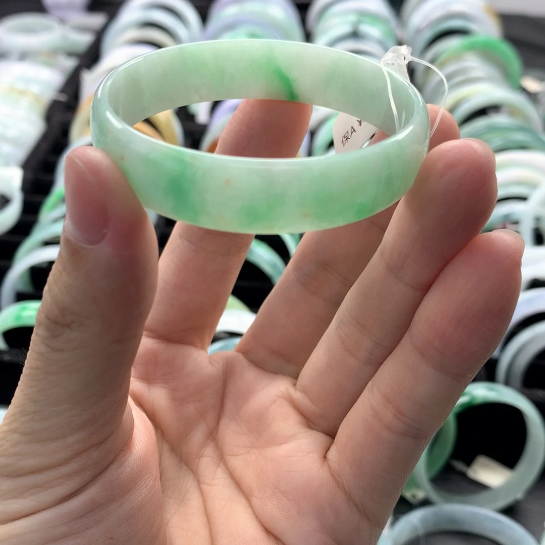 翡翠手镯未镶嵌翡翠