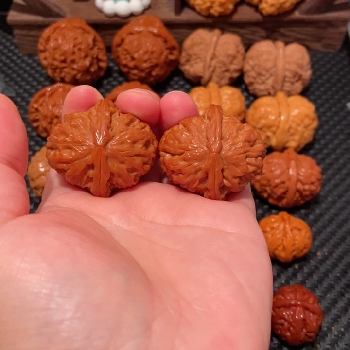 文玩核桃把件?****s35.2尺寸白狮子1074