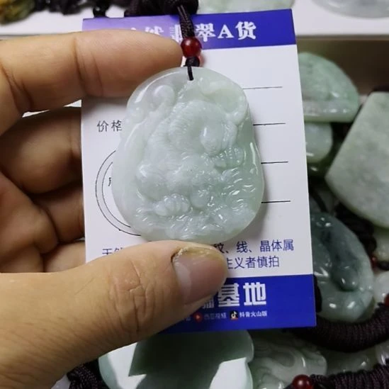 翡翠未镶嵌颈饰挂件