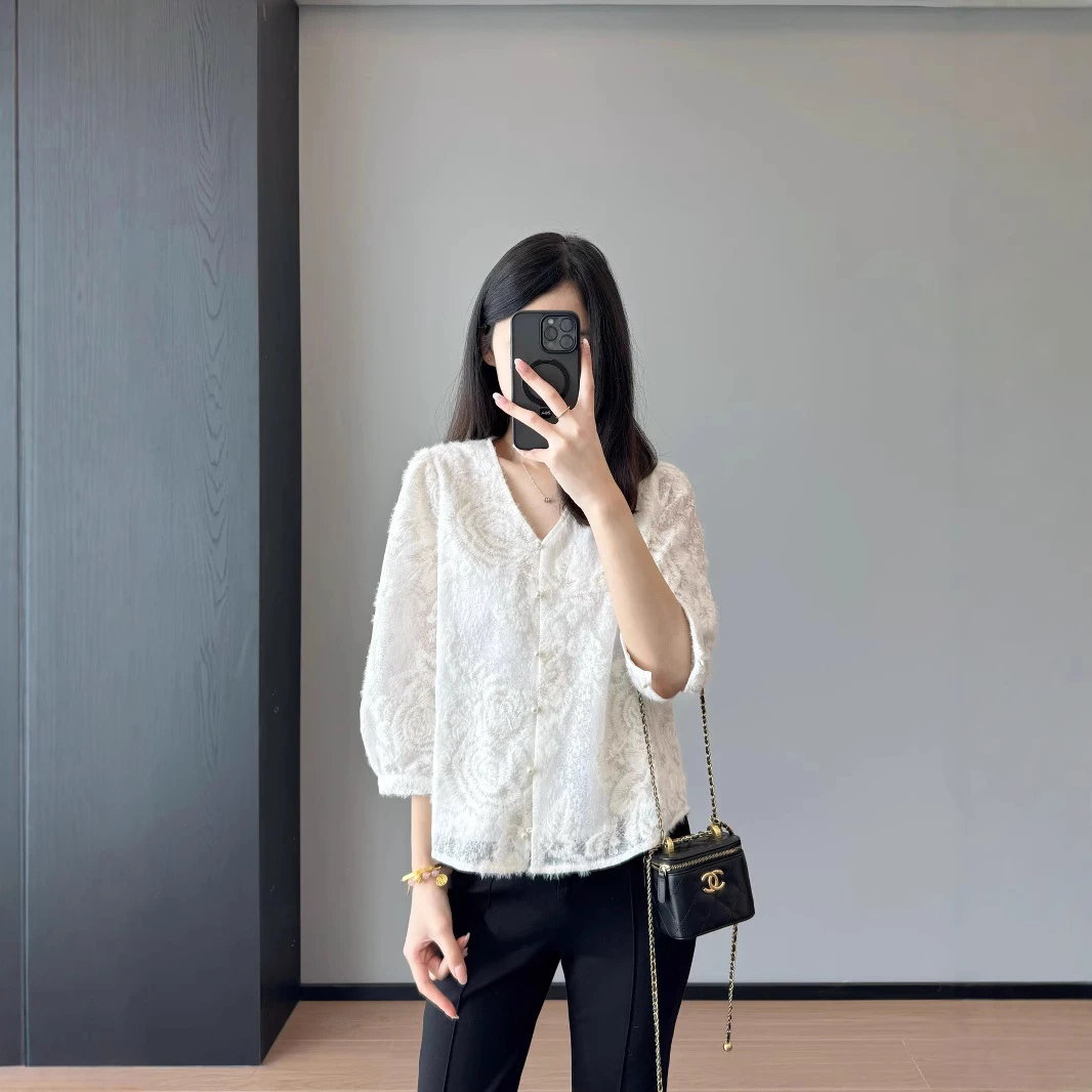 充满灵气金丝刺绣时髦洋气蕾丝衫V领蕾丝上衣衬衫女新款2025