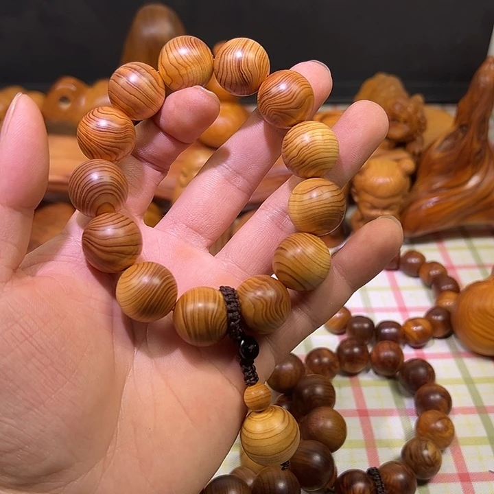 鄭***鞋柏木（崖柏）陈化老料手串把件