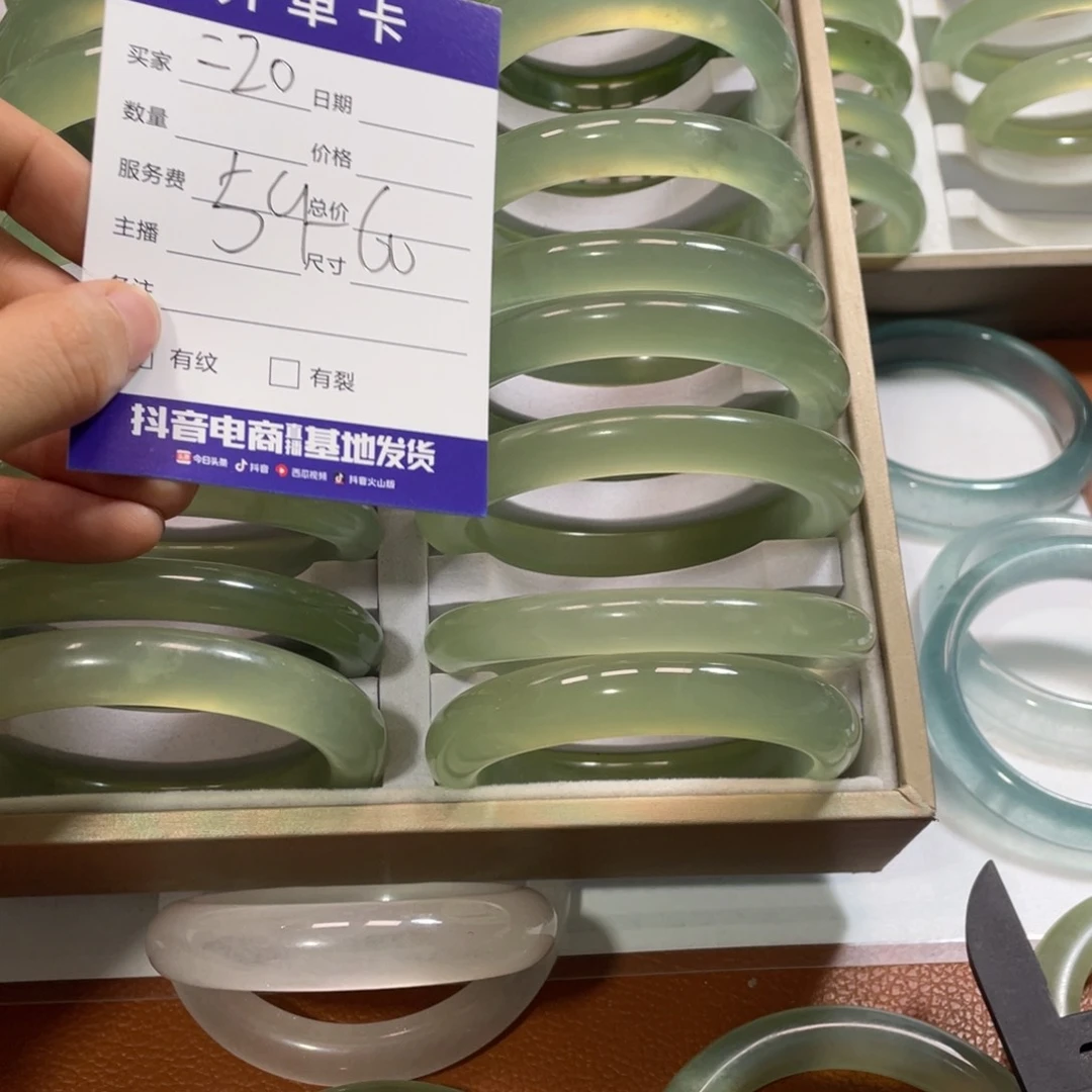 蛇纹石玉未镶嵌手镯民***人