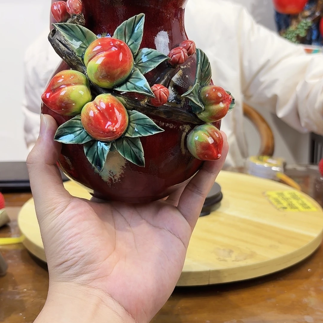 和***谐陶瓷红色寿桃花瓶