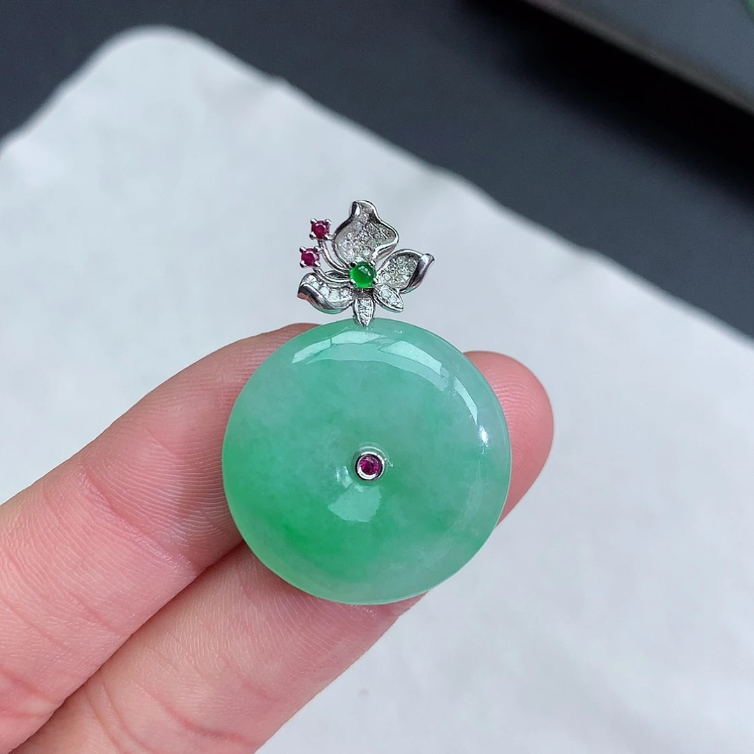 翡翠颈饰18K金镶嵌飘绿平安扣