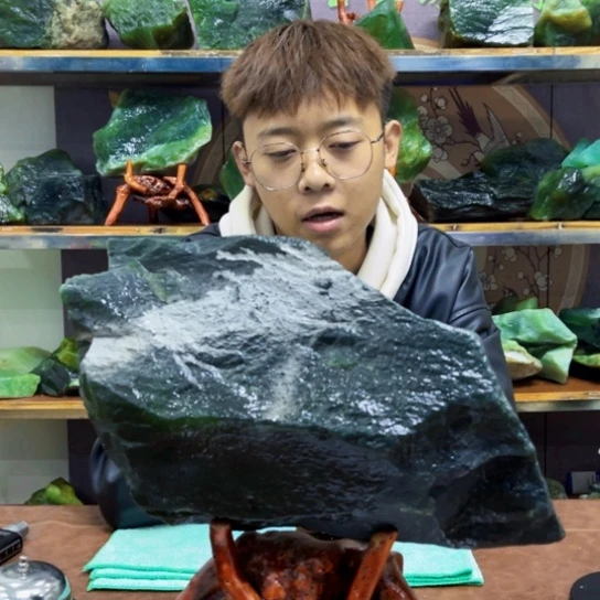 未镶嵌蛇纹石玉原石一**行