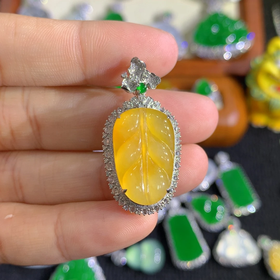 翡翠18K金镶嵌颈饰