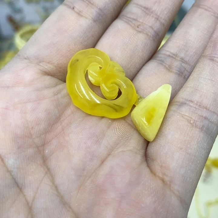 蜜蜡未镶嵌裸石吊坠