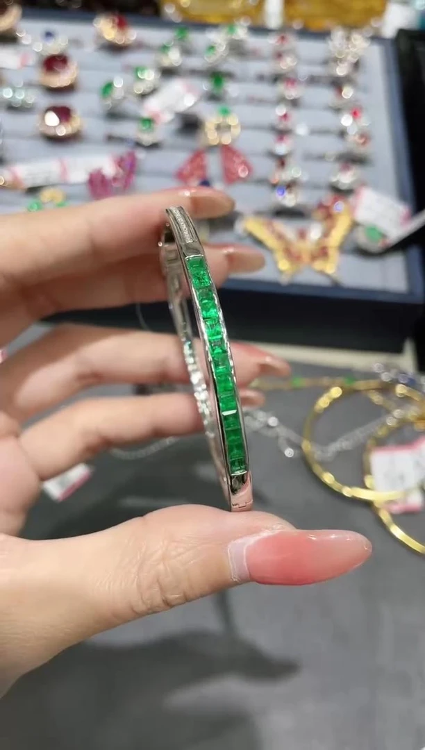 18K金镶嵌天然祖母绿手镯