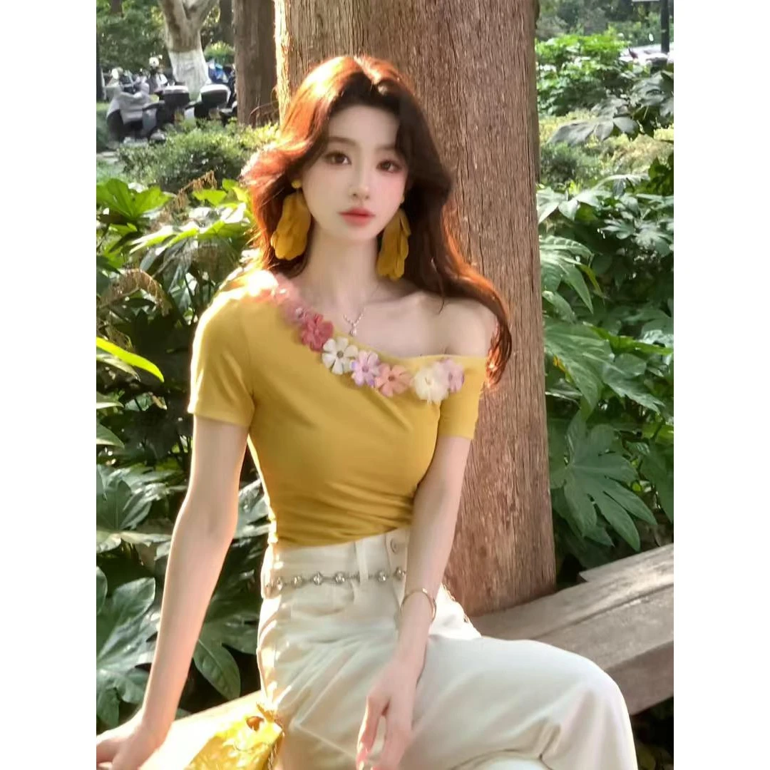 法式花朵装饰斜肩短袖t恤女夏季气质修身显瘦高级感别致好看上衣