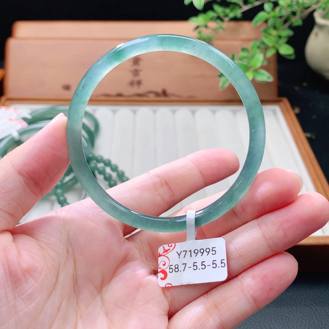 未镶嵌手镯（圆镯）翡翠