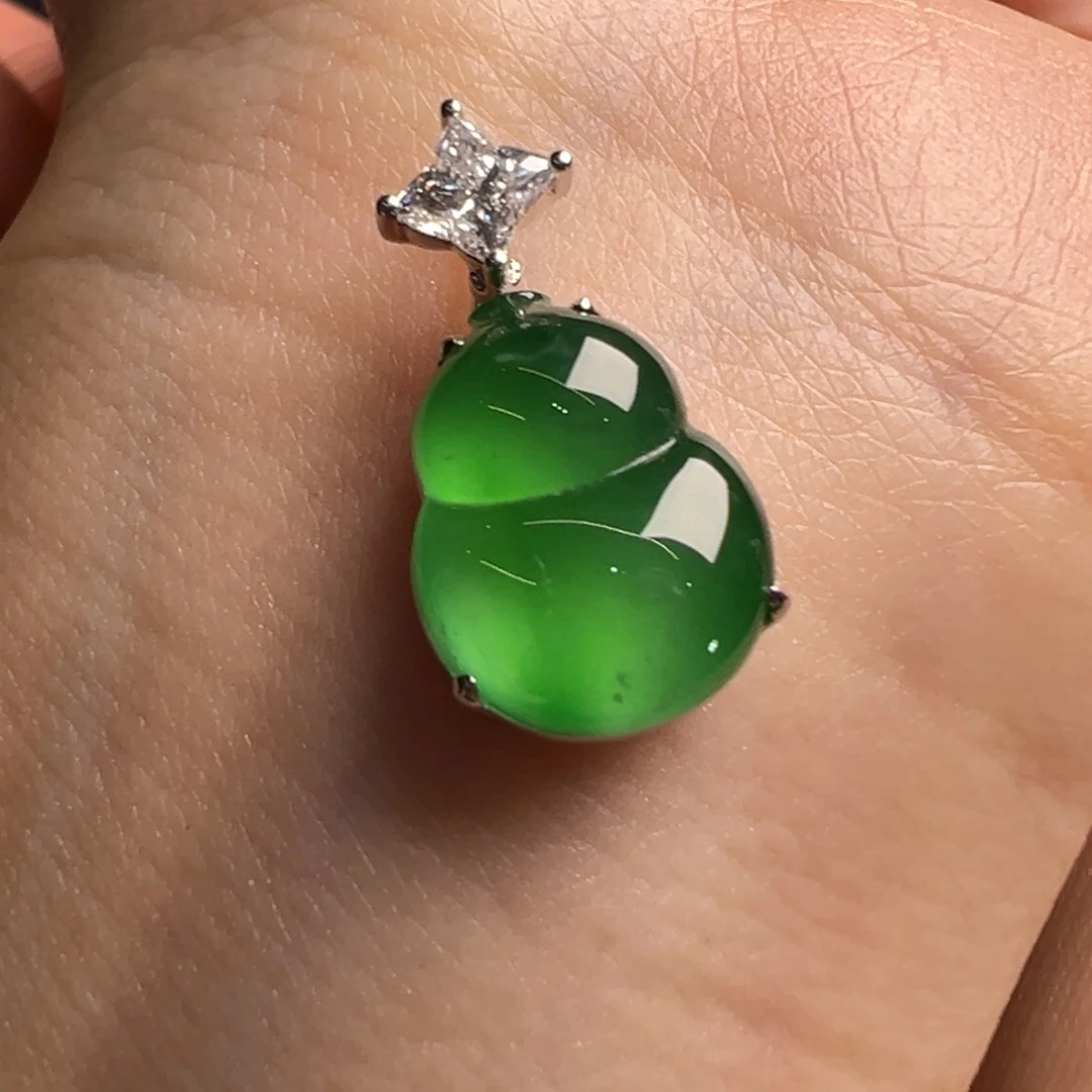 东***仔翡翠18K金镶嵌颈饰Y木那绿葫芦