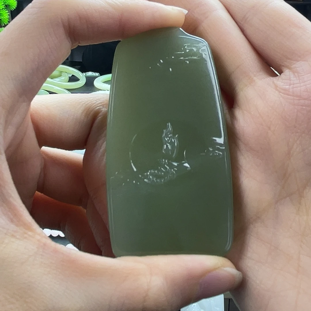 和田玉未镶嵌颈饰湖水绿山水图