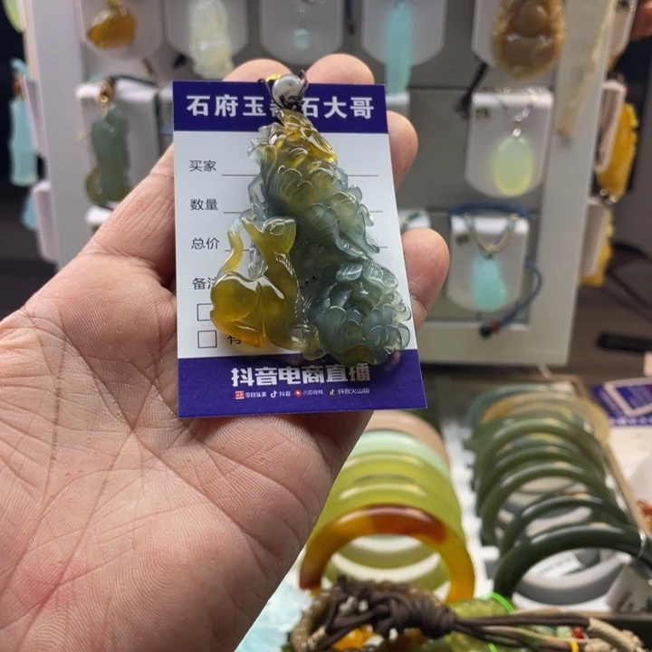 椰****蛇纹石玉未镶嵌颈饰